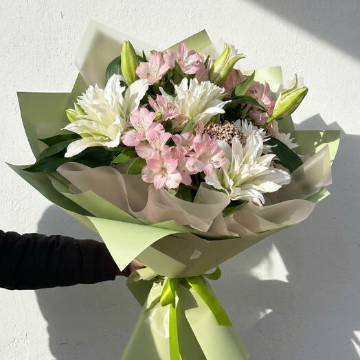 Bouquet Élégant de Lys et d'Alstroemères – Bouquet Floral Blanc et Rose Naturel