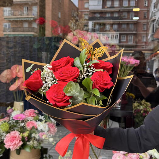 6 премиальных красных роз