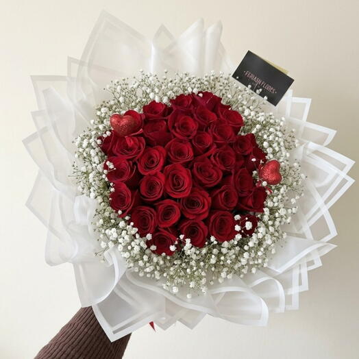 Bouquet de 25 roses rouges avec gypsophile blanche