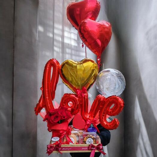 Сюрприз-завтрак "Love" с воздушными шарами и красными розами