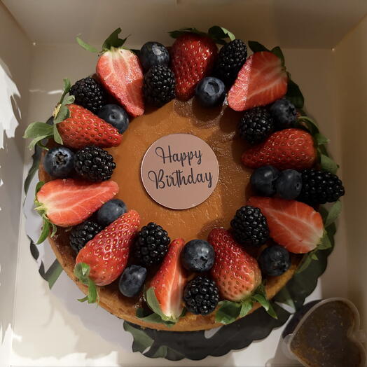 Chocoflan sweet round de fresa arandanos y frambuesas