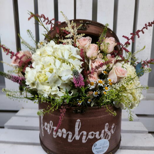Ainara floral hatbox | Floral arrangement with roses, hydrangeas and chamomile