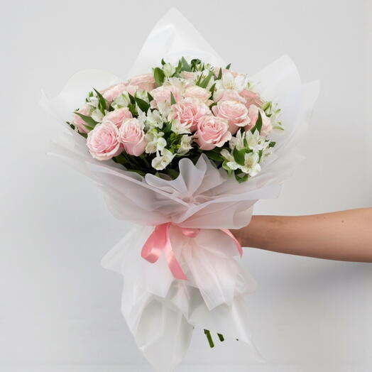 Ramo Susurro de Algodon Rosa — Bouquet de Rosas y Alstroemerias en Tonos Pastel