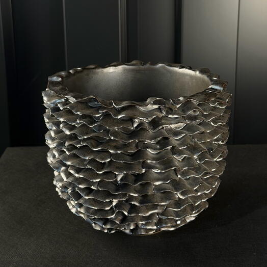 Maceta ceramica Petalo marron metalico de ARAIK GALSTYAN