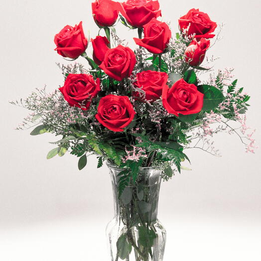 Ramo de 12 Rosas Rojas – Amor Clasico con Elegancia Atemporal