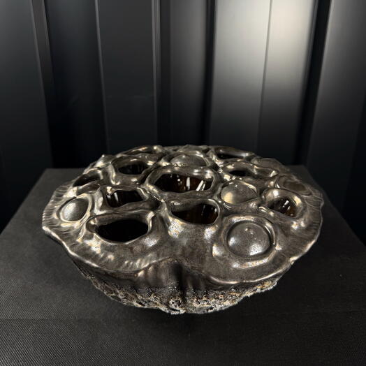 Jarrón de loto cerámico marrón de ARAIK GALSTYAN