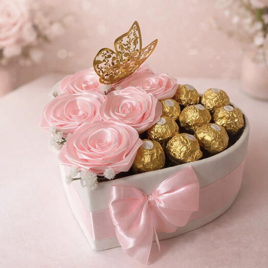 Regalo sorpresa en caja corazon con rosas rosas y Ferrero Rocher