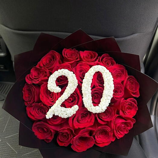 25 roses avec numéro personnalisé en gypsophile blanche