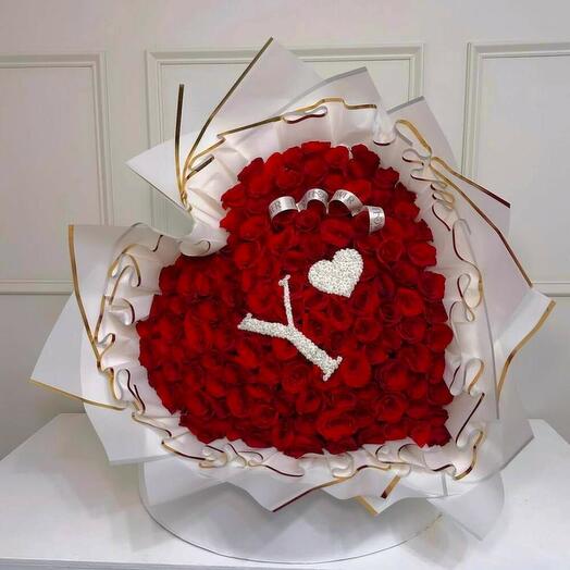 Bouquet Personalizado de 150 Rosas Rojas con Inicial – Amor con Nombre Propio