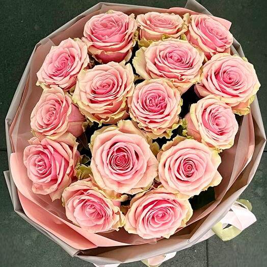 15 розовых роз