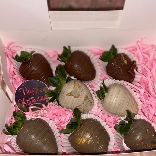 Caja de 8 fresas cubiertas chocolate con leche y chocolate blanco