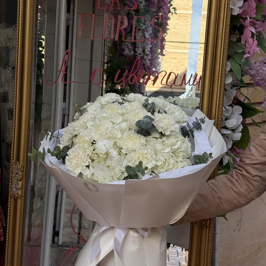 Ramo de claveles de eucalipto y hortensias blancas