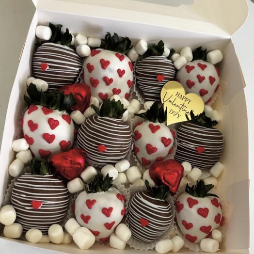 Caja de 12 fresas cubiertas en chocolate semiamargo y chocolate blanco
