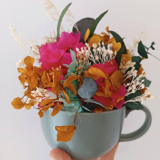 Taza de flores preservadas naranja y fresa