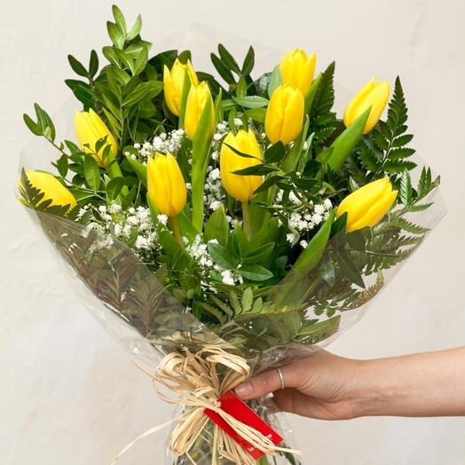 Ramo de Tulipanes (color segun disponibilidad) con Paniculata y Verdes de Temporada