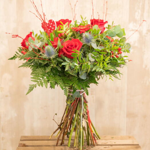Bouquet of roses and eryngium
