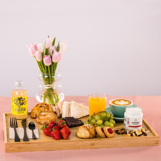 DESAYUNO PREMIUM CON RAMO DE TULIPANES