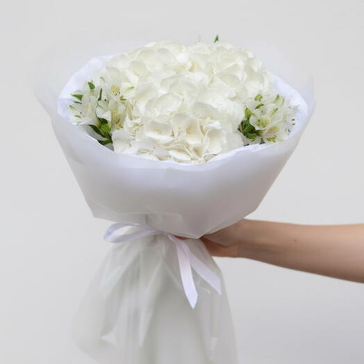 Ramo blanco de hortensias y alstroemerias
