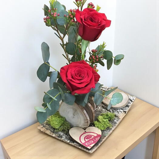 Arreglo de Rosas Rojas con Eucalipto Amor Natural
