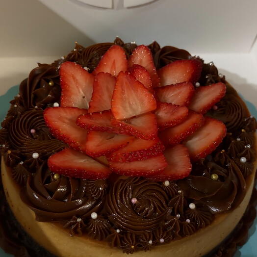 Chocoflan sweet round dulce de leche y fresas frescas