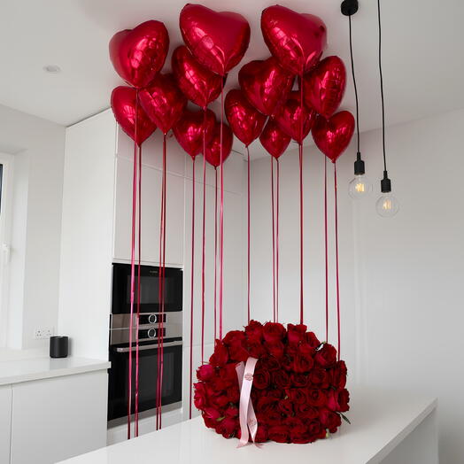 A set of a bouquet of red roses and 14 balloons