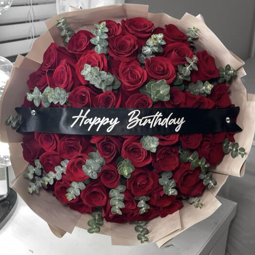 Ramo 50 rosas rojas con eucalipto