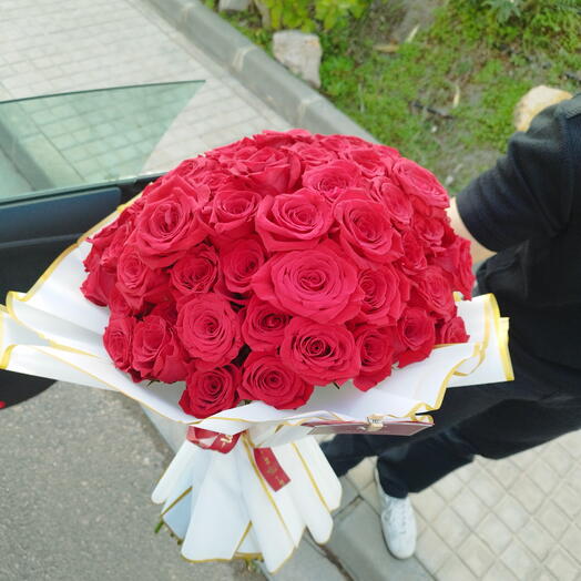 Passion love: 75 roses