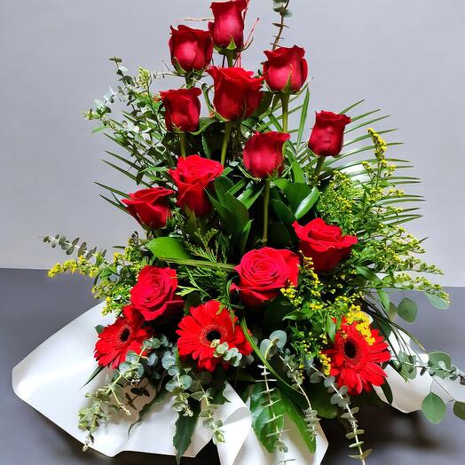 Composición de rosas y gerberas