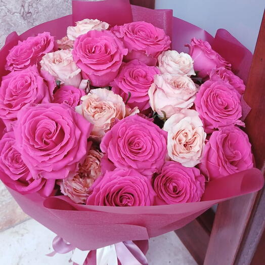 Bouquet of fuchsia roses