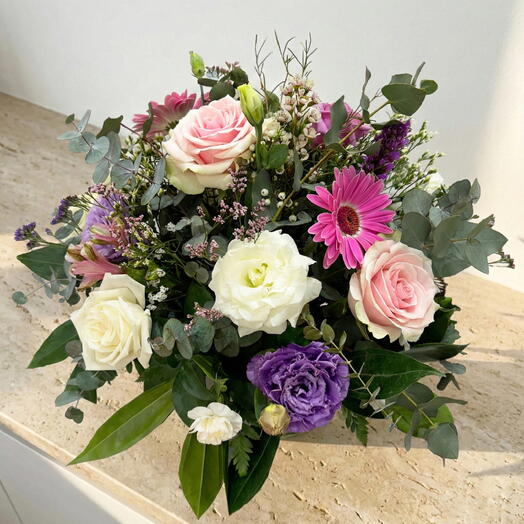 Centro de Mesa Floral Lisa – Arreglo Elegante con Rosas, Gerberas y Flores de Temporada