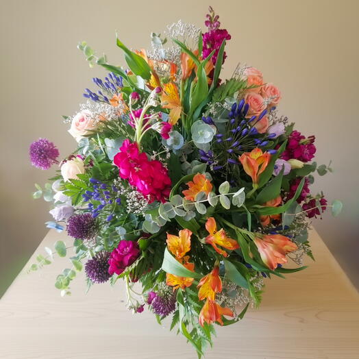 Alstroemerias y Rosas en Armonia Colorida