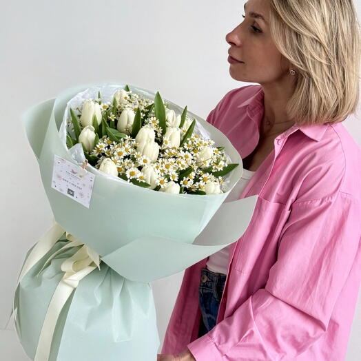 White tulips with matricaria