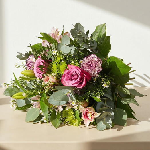Crismelodia Bouquet – Wildflower bouquet in shades of pink with lilies, roses and eucalyptus