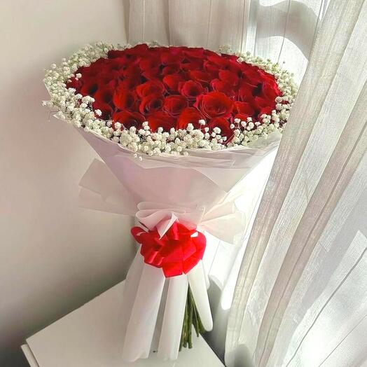 Bouquet Amor Eterno – 60 Rosas Rojas con Paniculata Blanca