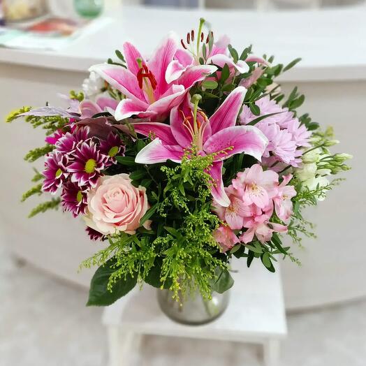 Ramo de Flores Parvati – Elegancia Romantica en Tonos Rosados y Lilas