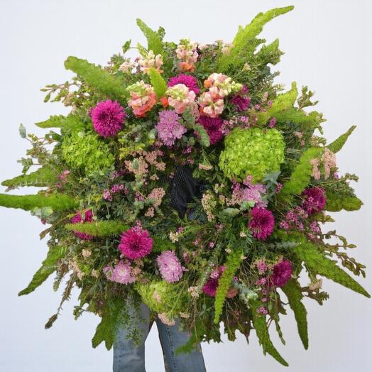 Corona Funeraria Grande con Crisantemos Anastasia y Hortensias Verdes – Arreglo Floral de Homenaje