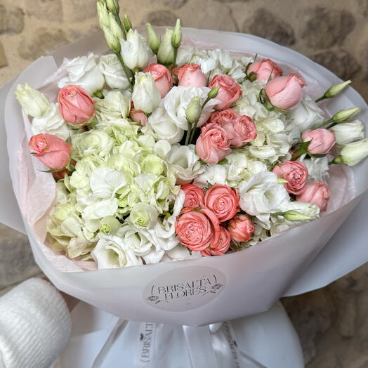Hortensias y rosas