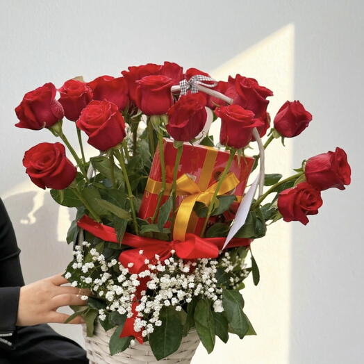 Cesta de Rosas Rojas con Paniculata y Chocolates – Regalo Romantico con Encanto y Dulzura
