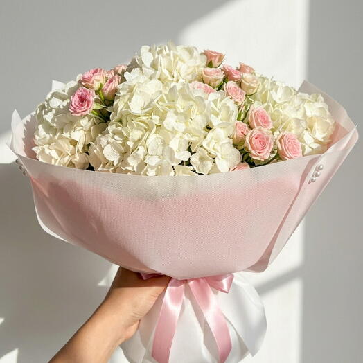 Ramo de Hortensias Blancas y Rosas Spray – Bouquet Elegante y Romantico en Tonos Suaves