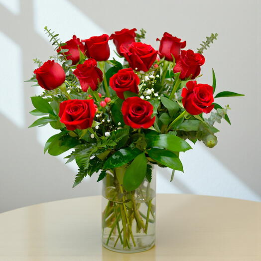 12 rosas en jarron de vidrio