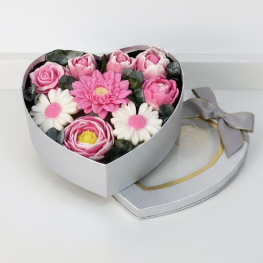 Caja Corazon Amor Rosado con Flores en tonos Rosa y Blanco