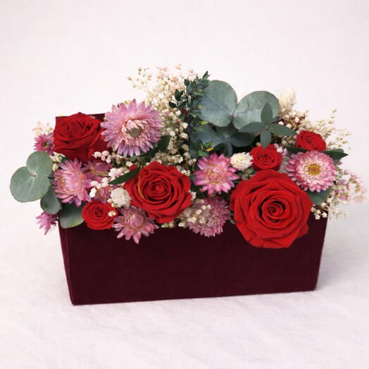 Caja regalo floral con rosas preservadas, realizada de forma artesanal