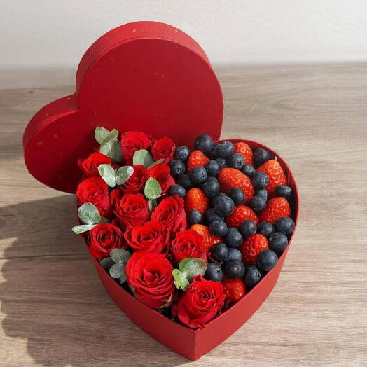 Caja mediana con rosas y frutas rojas