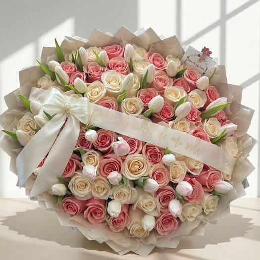 Ramo de 100 rosas blancas y rosadas con tulipanes – Bouquet gigante romantico premium