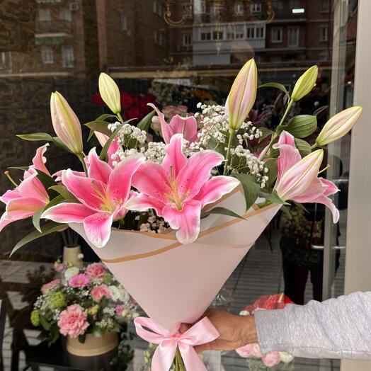 Розовая лилия