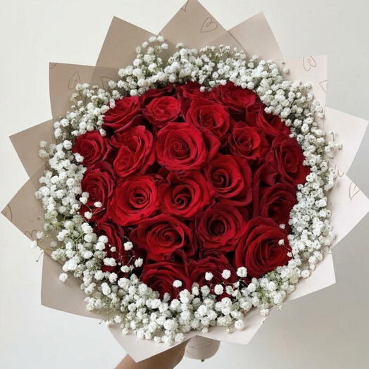 Bouquet de 25 roses rouges et gypsophiles blanches