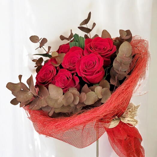Bouquet nid de 6 roses rouges