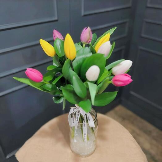 Ramo Alicia – Tulipanes multicolores con ruscus fresco