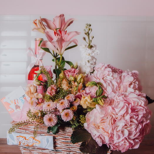 Cesta de flores y vino