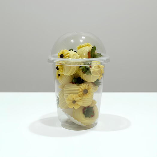 Vasito de 6 Fresas banadas en chocolate blanco tenido de amarillo